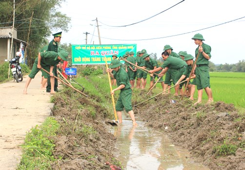 Chiến sĩ BCH Bộ đội Biên phòng tỉnh Quảng Nam ra quân nạo vét kênh mương nội đồng